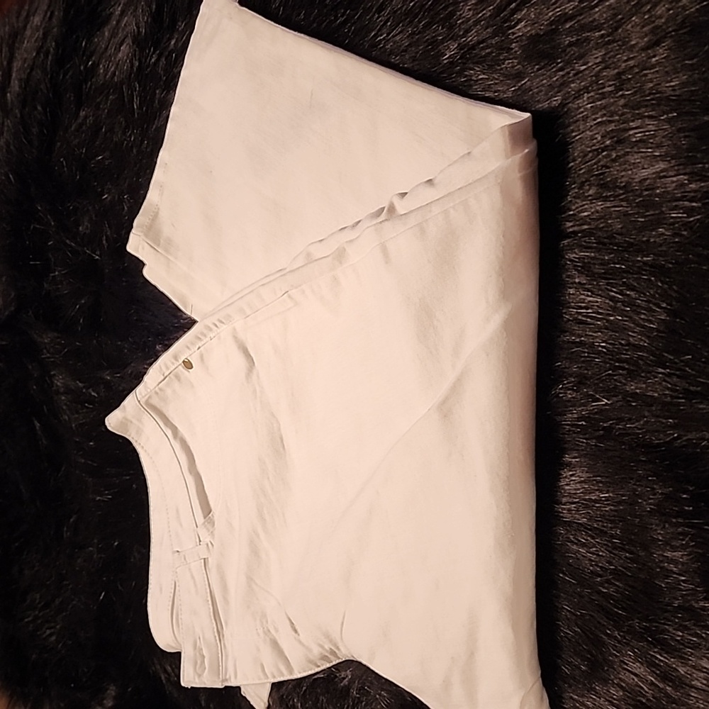 JACLYN  SMITH  WHITE  DENIM  CAPRI.